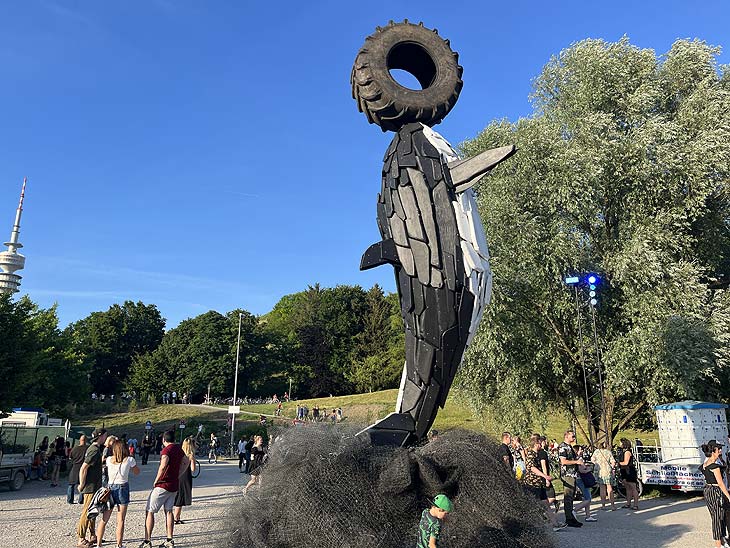 Sommer Tollwood: "The Balance" heißt der Orca - die diesjährige Kunstinstallation des Sommerfestivals, gestaltet von Gabor Miklòs Szoke (©foto: Martin Schmitz)